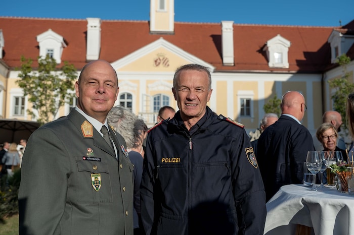 Unter den Ehrengästen: Härtinger und Popp (re.)