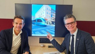 Bezirksstellenobmann Franz Ahm (rechts) und Markus Polka von der Wirtschaftskammer fordern die ...