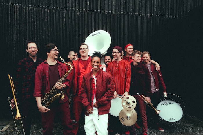Die zehnköpfige Band aus München wurde 2009 gegründet, 2023 übernahm Sängerin Älice den Part von ...