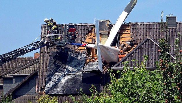 Die Einsatzkräfte eilten zum Absturzort, doch für den Piloten kam jede Hilfe zu spät. Wenige ...