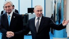 Der kasachische Präsident Kassym-Schomart Tokajew (hier im Bild mit Kremlchef Wladimir Putin ...