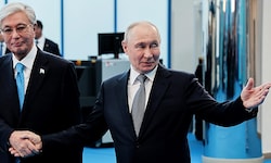 Der kasachische Präsident Kassym-Schomart Tokajew (hier im Bild mit Kremlchef Wladimir Putin ...