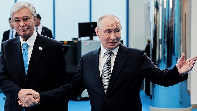 Der kasachische Präsident Kassym-Schomart Tokajew (hier im Bild mit Kremlchef Wladimir Putin ...