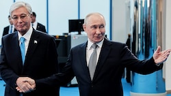 Der kasachische Präsident Kassym-Schomart Tokajew (hier im Bild mit Kremlchef Wladimir Putin ...