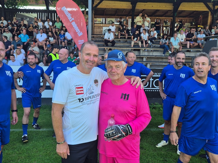 Sturm-Legende Mario Haas gratulierte Karl, dem 82-jährigen „Panther“ der Gruabn.