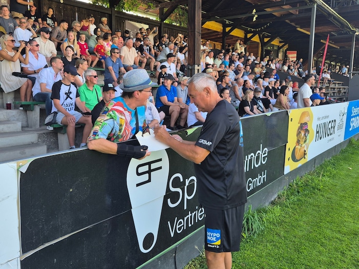 Den Fans wurden von Peter Pacult und Co. sämtliche Autogramm- und Selfiewünsche erfüllt.