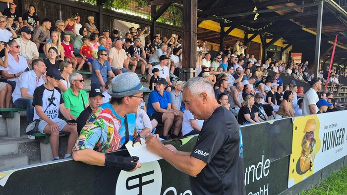 Den Fans wurden von Peter Pacult und Co. sämtliche Autogramm- und Selfiewünsche erfüllt.