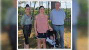 Kathi (23) mit James und ihren Anwälten Elisabeth Thaler und Manfred Arbacher-Stöger