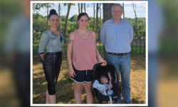 Kathi (23) mit James und ihren Anwälten Elisabeth Thaler und Manfred Arbacher-Stöger