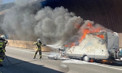 Ein Wohnmobilbrand ließ die A10 bei Zederhaus stocken.