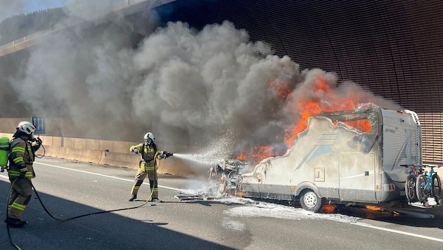 Ein Wohnmobilbrand ließ die A10 bei Zederhaus stocken