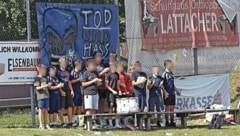 Die Gurker Jung-Fans mit dem Transparent „Tod und Hass dem SCL“. Das vollständige Plakat ist ...