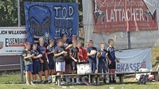 Hermann Sobe Die Gurker Jung-Fans mit dem Transparent „Tod und Hass dem SCL“. Das vollständige Plakat ist ...