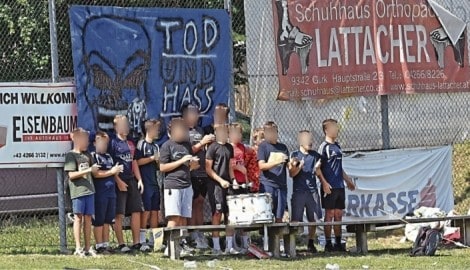Die Gurker Jung-Fans mit dem Transparent „Tod und Hass dem SCL“. Das vollständige Plakat ist ...