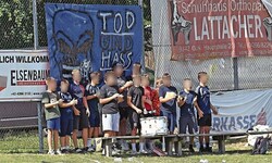 Die Gurker Jung-Fans mit dem Transparent „Tod und Hass dem SCL“. Das vollständige Plakat ist ...