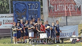 Die Gurker Jung-Fans mit dem Transparent „Tod und Hass dem SCL“. Das vollständige Plakat ist ...