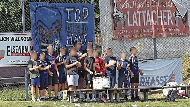 Die Gurker Jung-Fans mit dem Transparent „Tod und Hass dem SCL“. Das vollständige Plakat ist ...