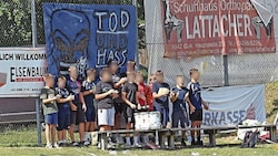 Die Gurker Jung-Fans mit dem Transparent „Tod und Hass dem SCL“. Das vollständige Plakat ist ...