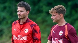 Cheftrainer Danny Röhl (li.) mit Nikolas Veratschnig.