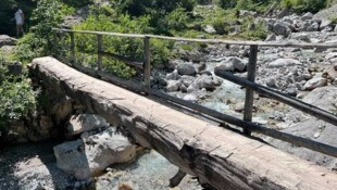 Von dieser behelfsmäßigen Brücke stürzten die Kinder ab.