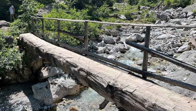 Von dieser behelfsmäßigen Brücke stürzten die Kinder ab.