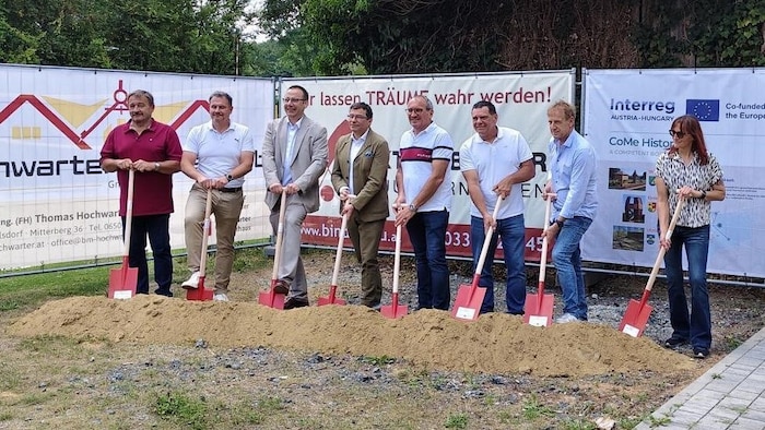 Mit dem Spatenstich in Kemeten beginnt eine „neue Zeitrechnung“, der Grundstein ist gelegt.