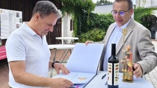 Geschenke mit Symbolcharakter für die Gemeinde: eine geschnitzte Figur des heiligen Urban, ...