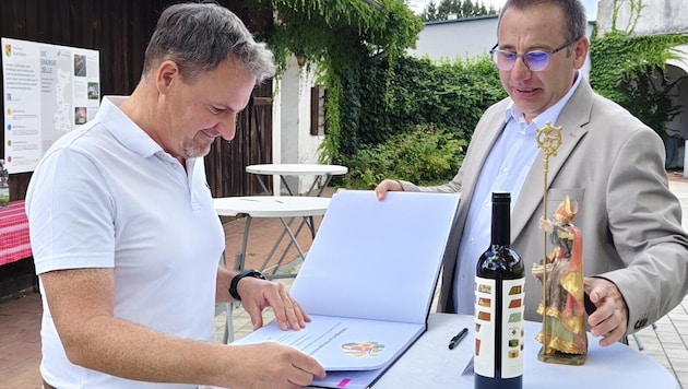 Geschenke mit Symbolcharakter für die Gemeinde: eine geschnitzte Figur des heiligen Urban, ...