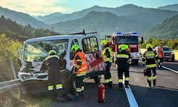 Wohnmobil rammte mehrere Fahrzeuge, darunter auch zwei Kleinbusse mit Kindern an Bord. ...