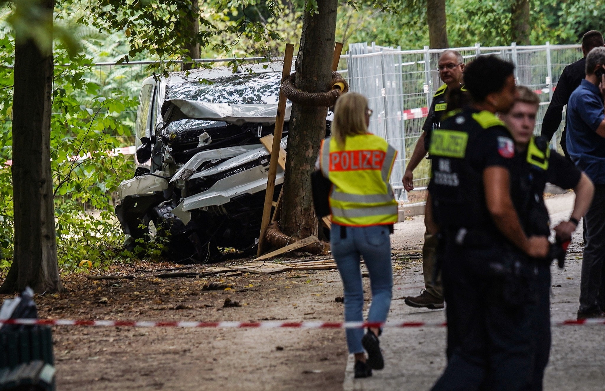 Abdul B. krachte nach dem Angriff mit seinem Kastenwagen in einen Baum.