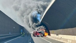 Wegen der starken Rauchentwicklung musste die A10 kurz in beide Richtungen gesperrt werden.