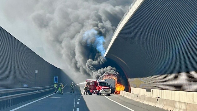 Wegen der starken Rauchentwicklung musste die A10 kurz in beide Richtungen gesperrt werden.