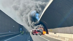 Wegen der starken Rauchentwicklung musste die A10 kurz in beide Richtungen gesperrt werden.