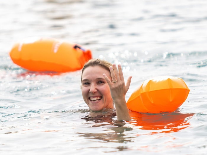 Jennifer Möseneder feierte den 12. Hochzeitstag schwimmend im Wörthersee.