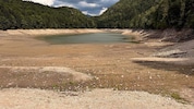 Der Nussensee ist heuer fast völlig ausgetrocknet und gibt nun etliche Geheimnisse preis.