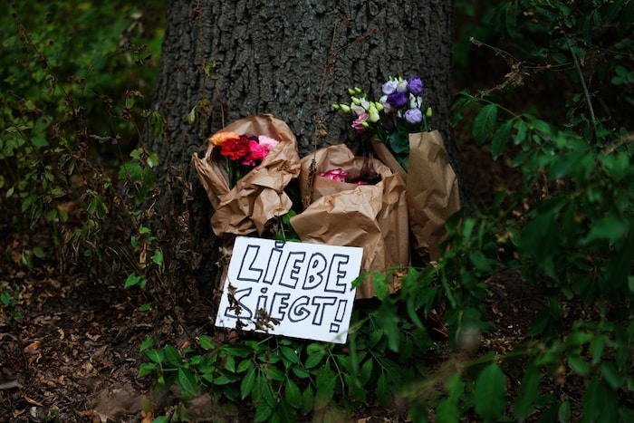 Blumen am Anschlagsort. Und die fast schon trotzige Botschaft: „Liebe siegt!“