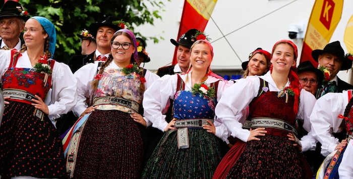 Laderinnen und Bauern auf der Festbühne