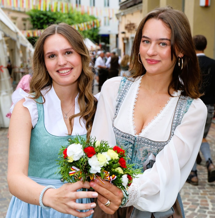Laura und Nelly mit den Anstecksträußchen von Blütenpoesie