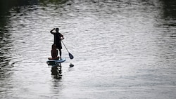 Die Frau dürfte vom Brett gefallen und ertrunken sein. (Symbolfoto)