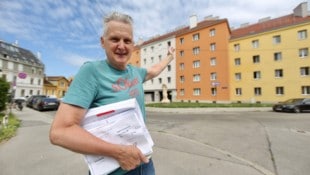Herbert Geyer vor seiner Wohnhausanlage in der Floridsdorfer Prager Straße. Der Mieter bleibt ...