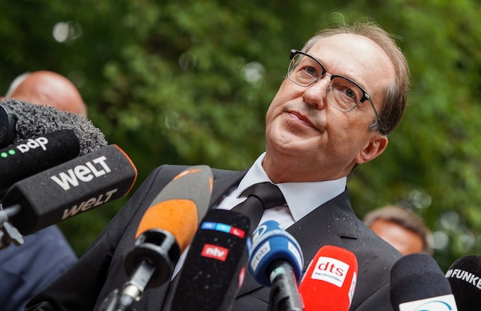 Deutschlands Innenminister Alexander Dobrindt (CSU) am Sonntagnachmittag nahe des Anschlagsorts