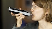 Das Gerät erinnert an die Alkoholtester der Polizei bei Verkehrskontrollen und soll sich auch ...