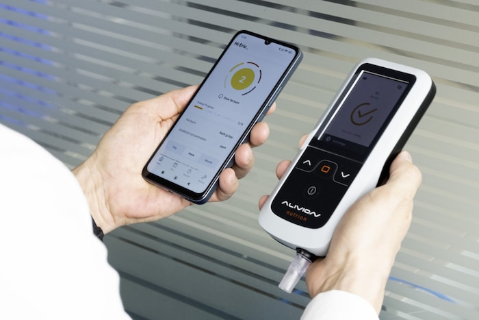 Der Atem-Aceton-Analysator Nutrion wird über eine Smartphone-App bedient und ermöglicht die ...
