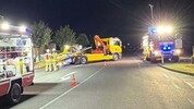 Die Feuerwehr sicherte die Unfallstelle ab und half beim Abschleppen des Autos.