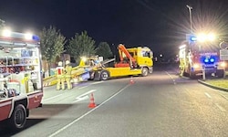 Die Feuerwehr sicherte die Unfallstelle ab und half beim Abschleppen des Autos.