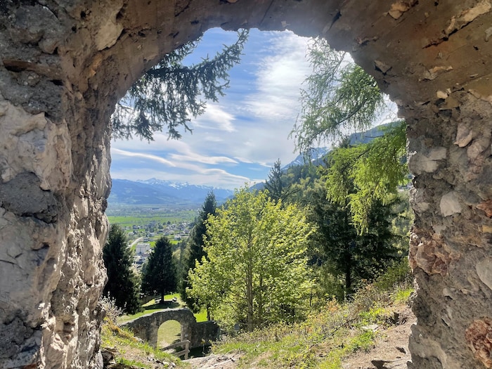 Blick durch die Ruine aufs Ennstal und den Grimming.