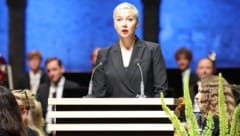 Als Maria Kalesnikava in der Felsenreitschule ans Rednerpult trat, wurde es still im Saal. 