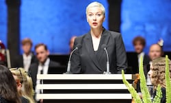 Als Maria Kalesnikava in der Felsenreitschule ans Rednerpult trat, wurde es still im Saal. 