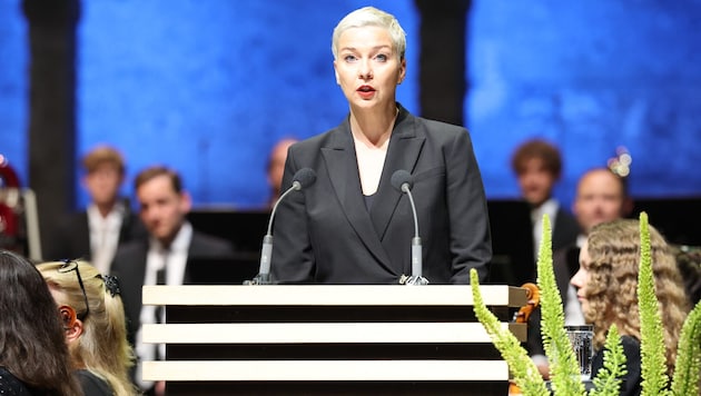 Als Maria Kalesnikava in der Felsenreitschule ans Rednerpult trat, wurde es still im Saal.