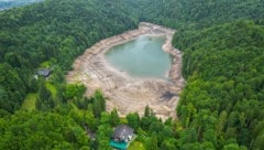 Im ausgetrockneten Seebett tauchten mehrere hundert Kilo Munition auf